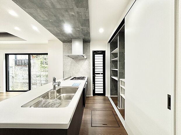 【ダイニングキッチン】背面に造作食器棚を設置した収納充実のキッチン。ご自慢のお料理で家族の笑顔が広がります。 