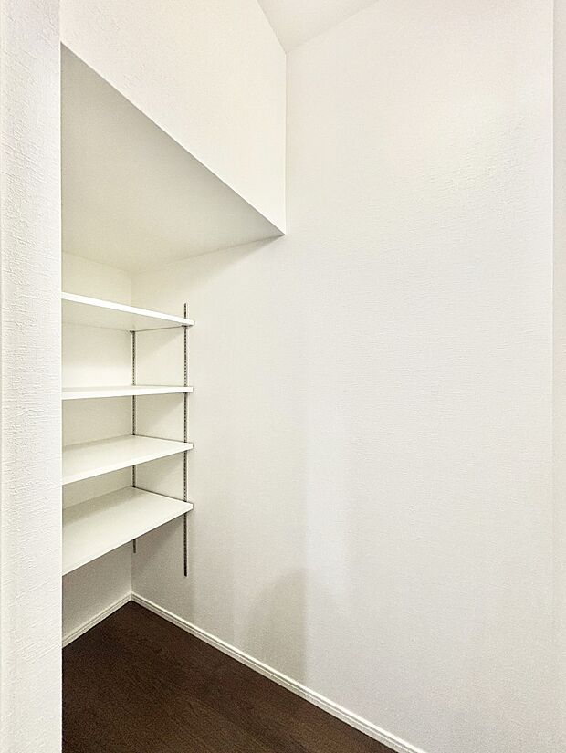 【収納】階段下スペースには非常時に備え水や食料品や防災グッズなどを収納できます。