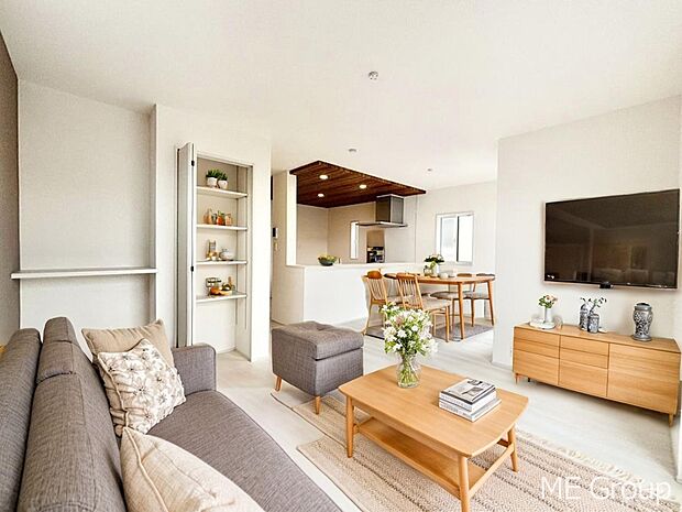 【リビング】プライバシーも守れる2階リビングは明るく開放感たっぷり! ※家具はCGです