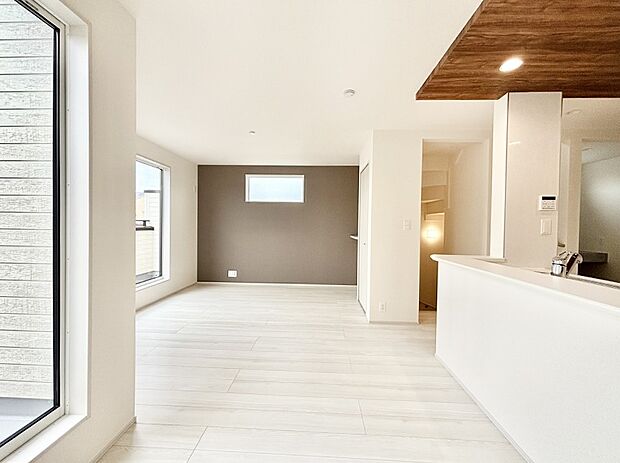 【リビングダイニング】アクセントクロスがお洒落なリビング。家族でのんびりくつろげる広々スペース。