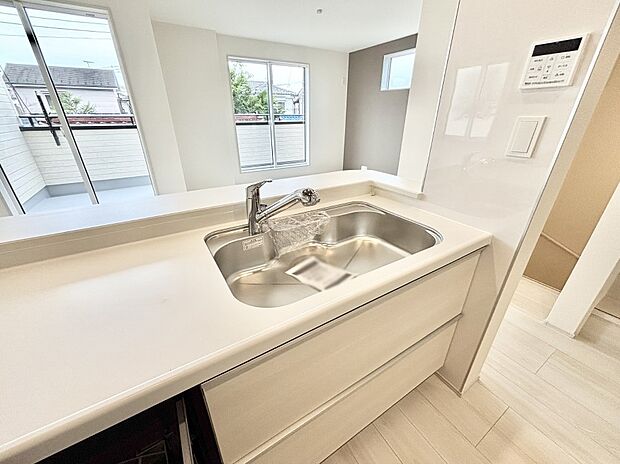 【その他設備(シンク)】広々としたシンクでお料理やお皿洗いもラクラク快適に!
