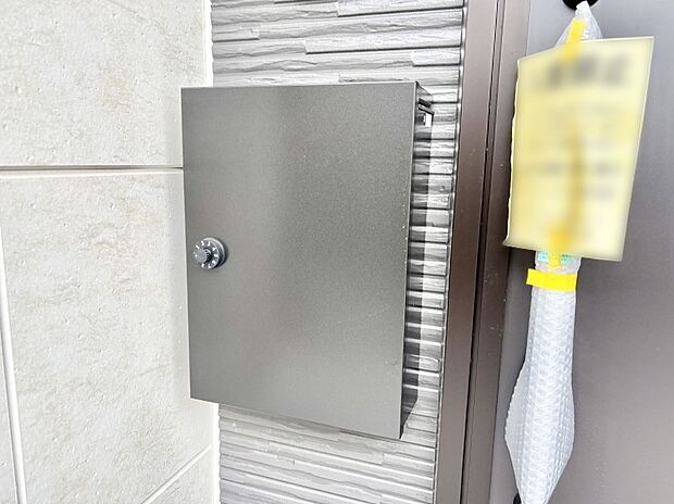 【その他現地】シンプルデザインのポスト。