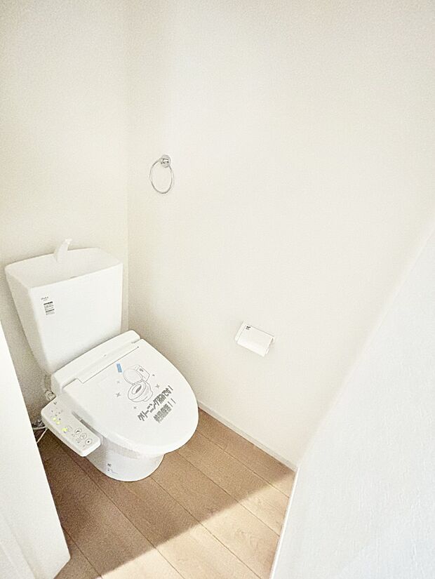 【トイレ】トイレは1階と2階それぞれに配置されていてとても便利です。