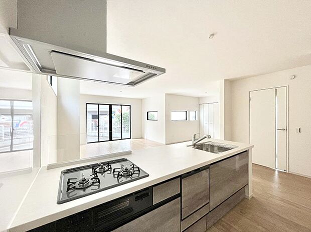 【ダイニングキッチン】料理をしながらでもご家族との会話を楽しめる対面キッチン