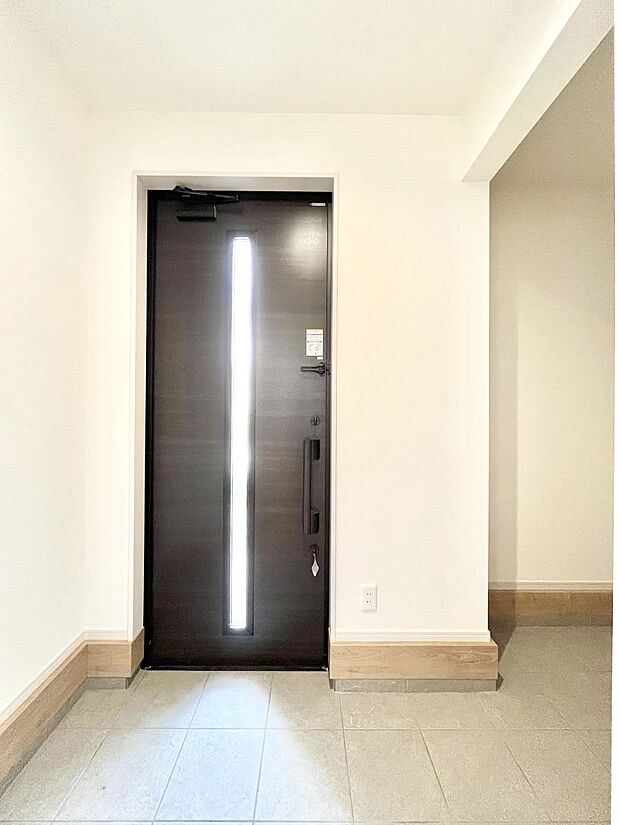 【玄関】明るい玄関はお客様をお出迎えするのにぴったりです!