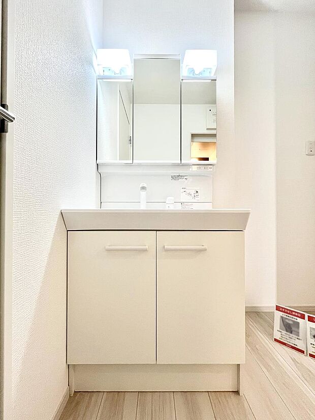 【洗面台・洗面所】大きく見やすい三面鏡で清潔感ある洗面台は、身だしなみチェックや肌のお手入れにおすすめです。