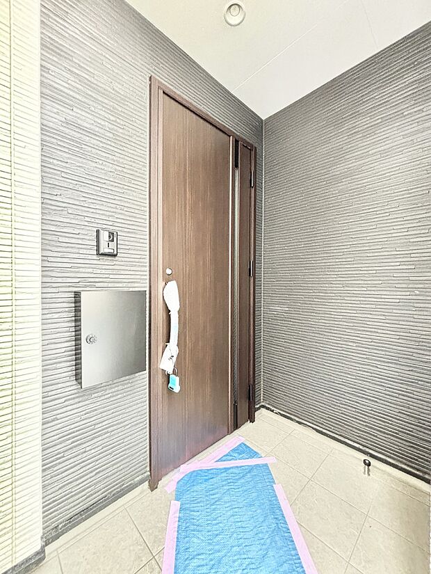 【玄関】大切な家族、来客を出迎える玄関。