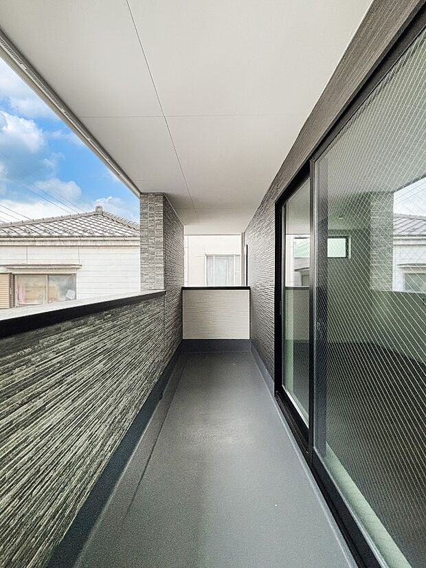 【バルコニー】暖かな陽光が降り注ぐバルコニーはお洗濯におすすめ。爽やかな風も心地よいです。