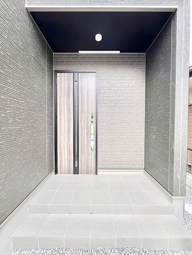 【玄関】大切な家族、来客を出迎える玄関。