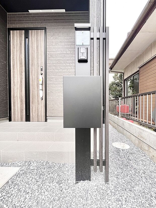 【その他現地】シンプルデザインのポスト。