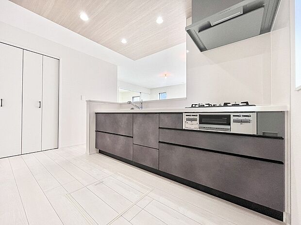 【ダイニングキッチン】リビングで遊ぶお子様を見守りながらお料理ができる対面キッチン。