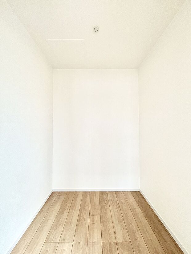 【ウォークインクローゼット】ウォークインクローゼット付きで生活空間を広く利用できます。