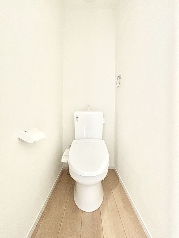 【トイレ】トイレは1階と2階それぞれに配置されていてとても便利です。