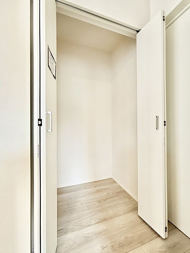 【その他設備(キッチン横収納)】キッチン横収納!食材のストックはもちろん、日用品の収納など使い方はいろいろ!