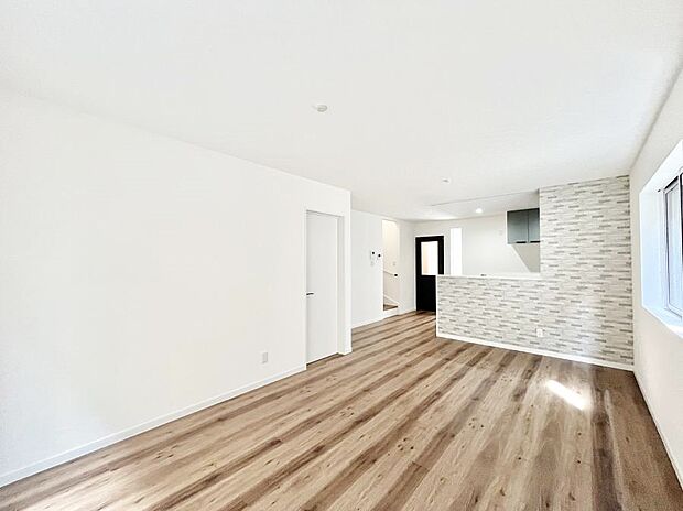 【リビングダイニング】明るい陽光が注ぎ、寛ぎの雰囲気に満たされるリビング・ダイニング。