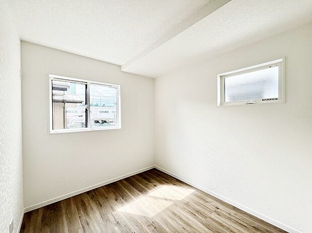 【洋室】窓からのやさしい光が心地よいプライベートルーム