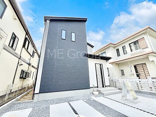 【現地外観写真】洗練された外観、上質な住空間が広がる室内は永く安心して過ごせる住居です。 