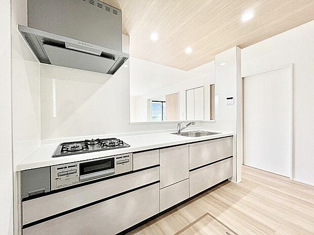 【ダイニングキッチン】カウンター越しに楽しいおしゃべり。いつものお料理がもっと美味しくなりそうですね。 