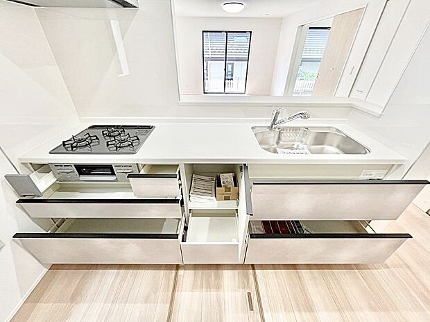 【その他設備(スライド収納)】スライド式収納なので上からの出し入れが可能！腰をかがめずに楽々！