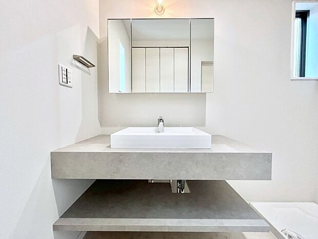 【洗面台・洗面所】大きく見やすい三面鏡で清潔感ある洗面台は、身だしなみチェックや肌のお手入れにおすすめです。