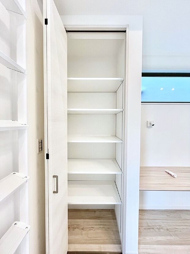 【その他設備(リビング収納)】リビング収納。ここに収納があると物が集まるLDKがスッキリ片付きそうですね。  