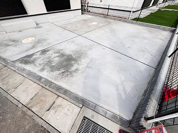 【駐車場】駐車2台可能！急なお客様の駐車に。また、ご家族の自転車スペースとしても大活躍。