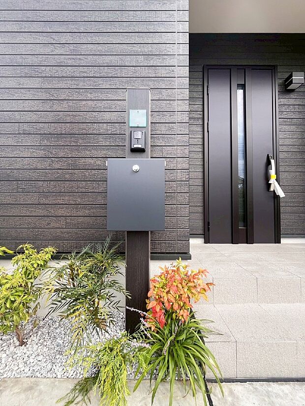 【その他現地】シンプルデザインのポスト。