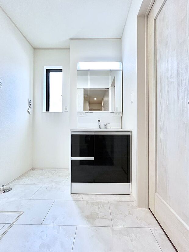 【洗面台・洗面所】大きく見やすい三面鏡で清潔感ある洗面台は、身だしなみチェックや肌のお手入れにおすすめです。