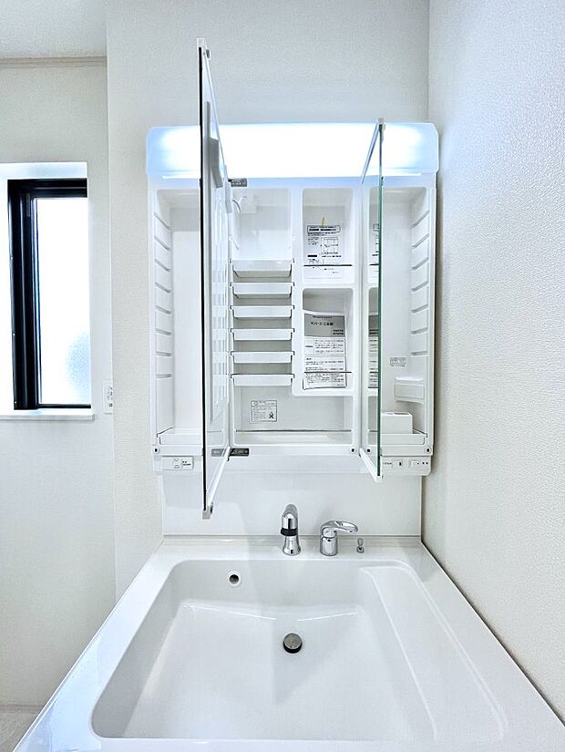 【その他設備(三面鏡裏収納)】三面鏡の裏に、化粧品や衛生用品などを収納可能。洗面台をすっきりと保ちます！