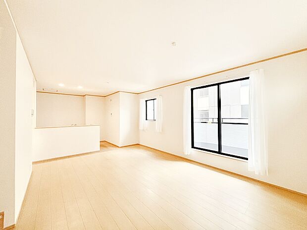 【リビングダイニング】明るい陽光が注ぎ、寛ぎの雰囲気に満たされるリビング・ダイニング。   