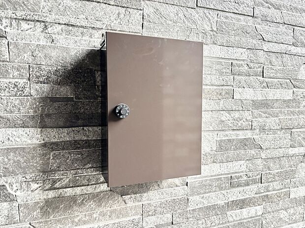 【その他現地】シンプルデザインのポスト。