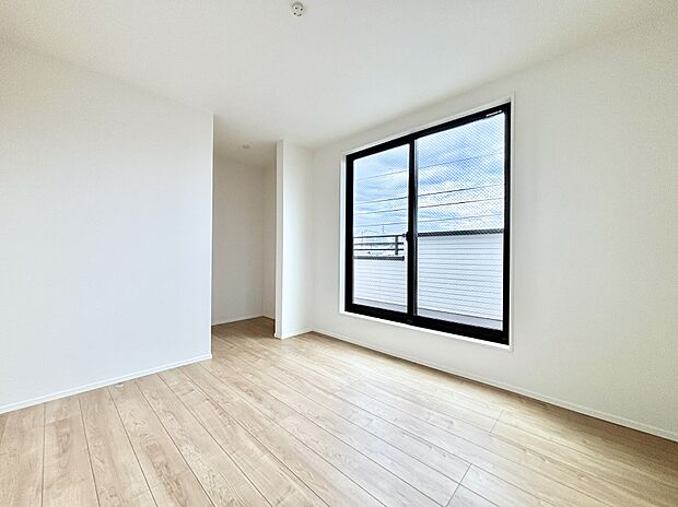 【寝室】明るいバルコニーサイドに洋室を設置。目覚めの良い寝室に。