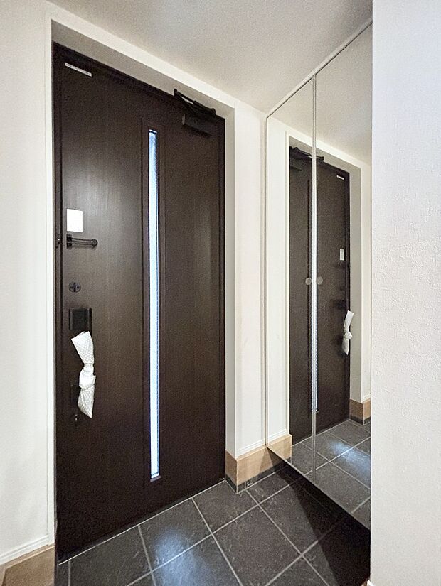 【玄関】ミラー付きシューズボックスはお出かけ前の身だしなみチェックに便利