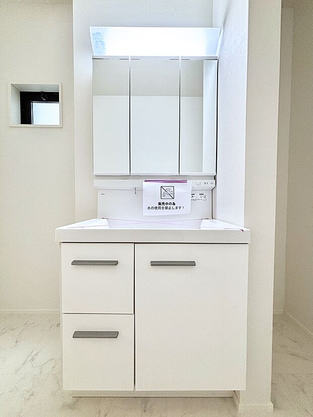 【洗面台・洗面所】大きく見やすい三面鏡で清潔感ある洗面台は、身だしなみチェックや肌のお手入れにおすすめです。