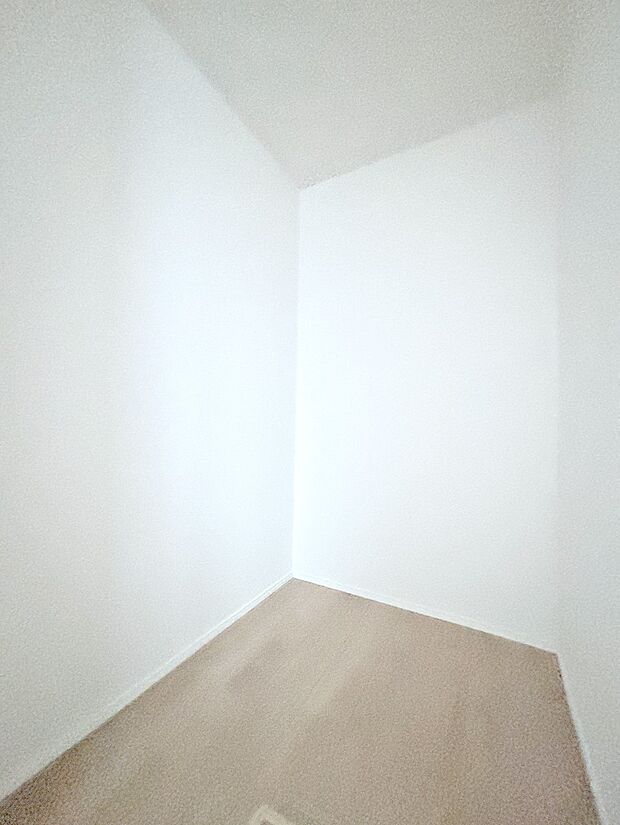 【ウォークインクローゼット】衣類をハンガーに掛けたまま収納できるWIC。衣類の整理整頓がしやすくて便利です!