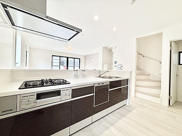 【ダイニングキッチン】カウンター越しに楽しいおしゃべり。いつものお料理がもっと美味しくなりそうですね。 