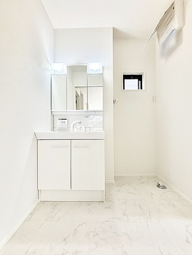 【洗面台・洗面所】大きく見やすい三面鏡で清潔感ある洗面台は、身だしなみチェックや肌のお手入れにおすすめです。