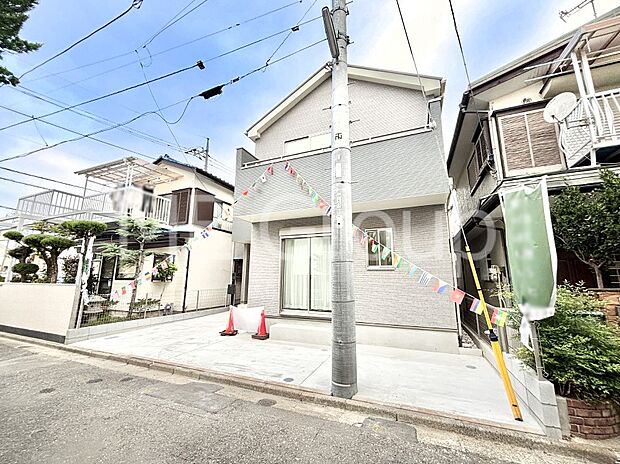 【現地外観写真】たっぷりの陽光と開放感に包まれる明るい住まい  