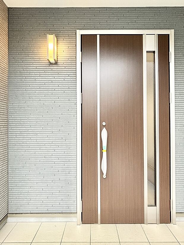 【玄関】住まいの顔を演出する、玄関ドア。 
