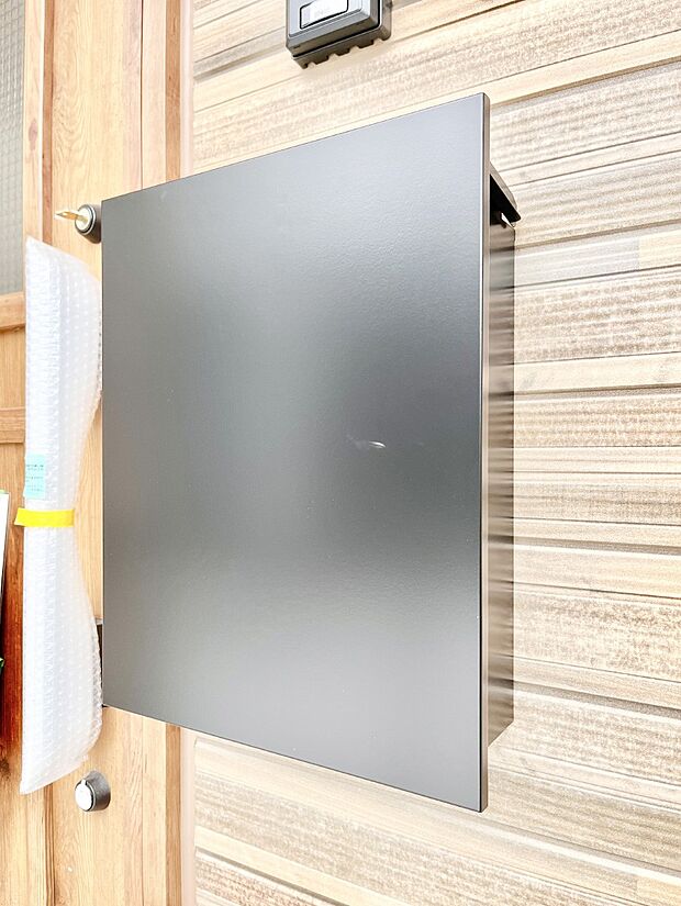 【その他現地】シンプルデザインのポスト。