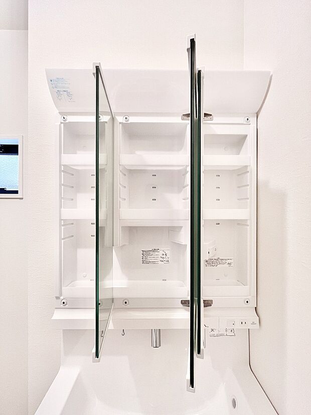 【その他設備(三面鏡裏収納)】三面鏡の裏に、化粧品や衛生用品などを収納可能。洗面台をすっきりと保ちます!