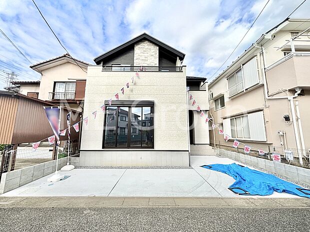 【現地外観写真】暮らしやすさと居心地の良さにこだわったシンプルで飽きのこないデザイン !