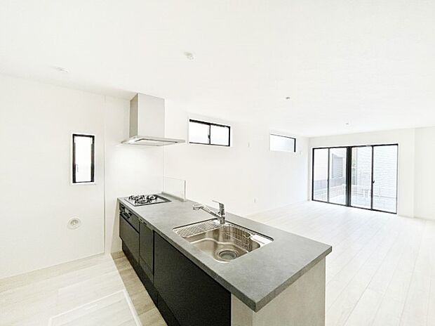 【ダイニングキッチン】ご家族の会話弾む対面キッチン。お料理中のパパママもご家族と過ごす時間が増えそう!