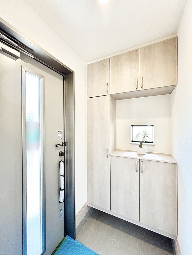 【玄関】下駄箱はご家族の写真や季節のインテリアで飾り棚として演出できます