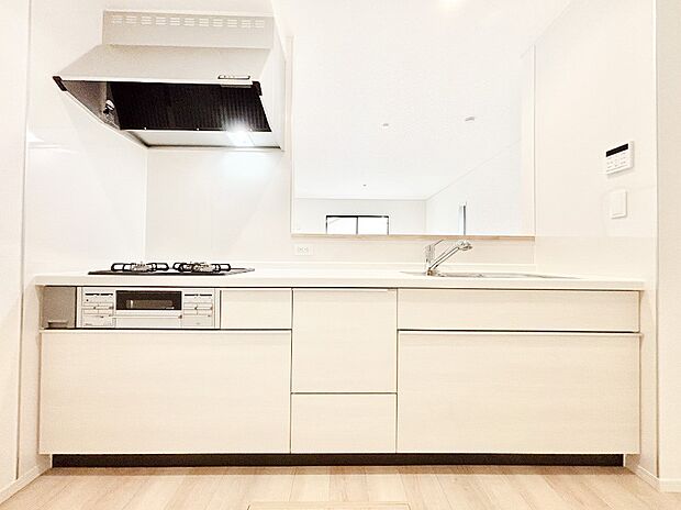 【キッチン】システムキッチンはシンプルでスッキリした飽きの来ないデザインなので永く使えそう!