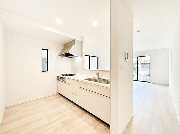 【ダイニングキッチン】ご家族の会話弾む対面キッチン。お料理中のパパママもご家族と過ごす時間が増えそう!