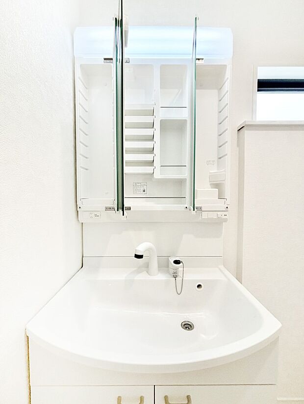 【その他設備(三面鏡裏収納)】三面鏡の裏に、化粧品や衛生用品などを収納可能。洗面台をすっきりと保ちます!