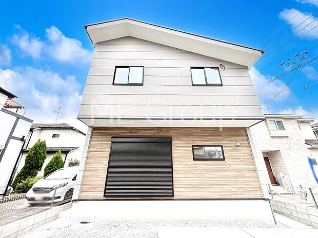 【現地外観写真】暮らしやすさと居心地の良さにこだわったシンプルで飽きのこないデザイン ！