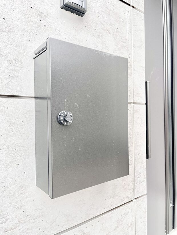 【その他現地】シンプルデザインのポスト。