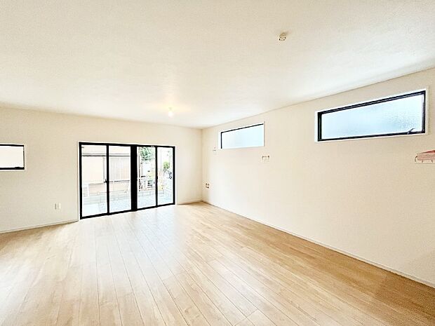 【リビングダイニング】大きな窓からたっぷりの陽光と風を感じられるリビング